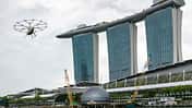 Volocopter 2X am 22. Oktober 2091 über der Marina Bay in Singapur.