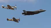 Lockheed Martin F-35A Vorführung mit P-51 und Spitfire.