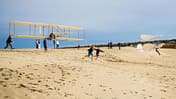 Lilienthal-Doppeldecker und Wright-Gleiter gemeinsam in Kitty Hawk im Dezember 2019.