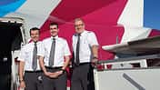 Hauptmann Thorsten Rauch von der Flugbereitschaft (Mitte) bei der Ausbildung bei Eurowings mit Alejandro Garcia Proft und CPT Helmut Kunz (rechts).