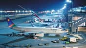 Flughafen Frankfurt, Terminal 2 bei Nacht.