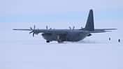 Lockheed Martin C-130J Super Hercules der Royal Australian Air Force auf der Eispiste des Wilkins Aerodrome in der Antarktis.
