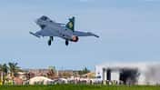 Die erste Gripen E für Brasilien ist nach dem Schiffstransport aus Schweden vom Flughafen Navigantes zu Embraer in Gaviao Peixoto geflogen.