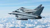Deutsche und britische Eurofighter fliegen gemeinsam in Ämari.