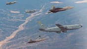 F-22 Raptors und F-16 Fighting Falcons der 422nd Test and Evaluation Squadron tanken an einem KC-135 Stratotanker über der Nevada Test and Training Range beim Large Force Test Event 20.03. LFTE 20.03 war die Beta-Version von "Black Flag".