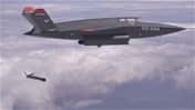 Die Kratos XQ-58A Valkyrie hat im März 2021 erstmals eine kleine Drohne aus ihrem internen Waffenschacht abgesetzt.