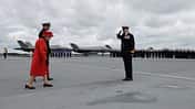 Die englische Königin besuchte am 22. Mai 2021 den Flugzeugträger "Queen Elizabeth", bevor dieser zu seiner ersten Einsatzfahrt aufbrach, die bis nach Japan führt.