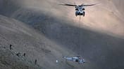 Die CH-53K King Stallion hat während ihrer Truppenerprobung einen notgelandeten Navy MH-60S Knighthawk-Hubschrauber vom Mount Hogue in den White Mountains in Kalifornien geborgen.