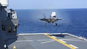 Zwei F-35B des US Marine Corps operierten am 3. Oktober auf der JS Izumo, um die Eignung des japanischen Hubschrauberträgers für den Senktrechtlander zu testen.