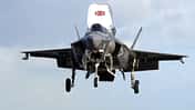 Britische Lockheed Martin F-35B im Schwebeflug.