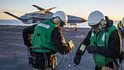 Boeing MQ-25 T1 bei Tests auf dem Deck der USS "George H.W. Bush" im Dezember 2021. 