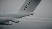 Airbus A400M wirft Do DT25 Drohne ab.