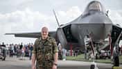 Eine F-35A der USAF mit dem Luftwaffen-Inspekteur in Büchel.