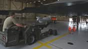 B61-12-Atombomben-Testkörper wird in eine Northrop Grumman B-2A geladen.
