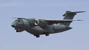 Embraer C-390 der FAB landet in Farnborough.
