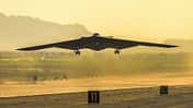 Northrop Grumman B-2A beim Start in Palmdale.