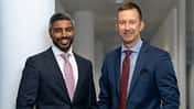 Lars Redeligx (rechts), Vorsitzender der Geschäftsführung, und Pradeep Pinakatt, Kaufmännischer Geschäftsführer und Arbeitsdirektor der Flughafen Düsseldorf GmbH.