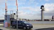 Ein Installationsfahrzeug von Rohde & Schwarz während der RASUM 8,33-Implementierung vor einem Funkstandort am Flughafen Frankfurt.