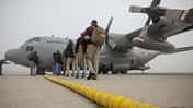 Lockheed C-130 Einstieg Passagiere