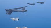 B-52 im Flug mit F-15 und F-16 aus Südkorea