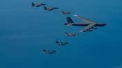 B-52 im Flug mit F-15 und F-16