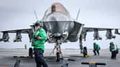 F-35B mit Bodenpersonal