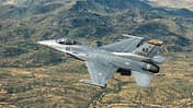 F-16 im Flug über Wüste
