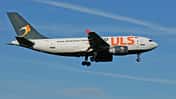 Airbus A310 bei der Landung seitlich ULS