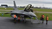 F-16 am Boden mit Personal