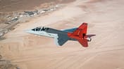 T-7A Edwards im Flug über Wüste