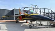 Hongdu L-15 am Boden auf Messe