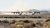 Stratolaunch Roc auf Startbahn