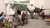 F-35 Komponenten in Werkstatt mit Personen