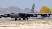 Boeing B-52H bei der Landung mit Schirm