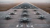 F-16 Fighting Falcon Formation auf Startbahn