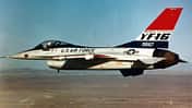 YF-16 in der Luft von der Seite