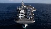 USS Gerald Ford aus der Luft von vorne