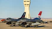 50 Jahre F-16 Edwards bunte Flugzeuge nebeneinander