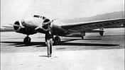 Amelia Earhart vor Lockheed Electra