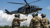 MH-139 Grey Wolf mit Soldaten