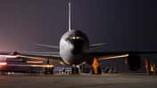 KC-135 US Air Force am Boden bei Nacht