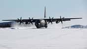 Start C-130 Hercules Luftwaffe von Schneepiste in Kanada