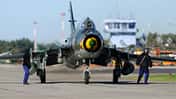 Suchoi Su-22 Polen von vorne mit Bodenmannschaft