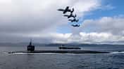 Vier A-10 in Formation über USS Nebraska