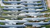 Abgestellte KC-135 der USAF in der Wüste