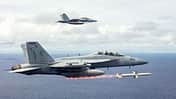 EA-18G Growler AGM-88E-Doppelabschuss