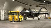 F-35 Norwegen in Bergkaverne mit Schlepper