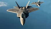 Zwei F-22A im Flug