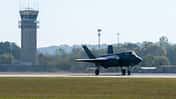 F-35A Lightning II auf Landebahn vor Tower der Ebbing ANG Base