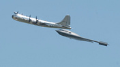 Formationsflug von B-29 und B-2A in Whiteman (Missouri).